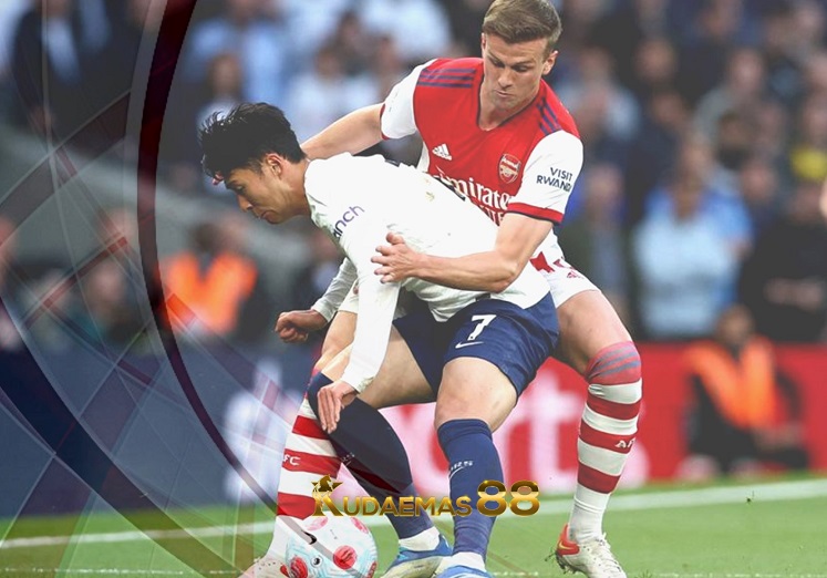 Tottenham 3-0 Arsenal, Rob Holding Langgar Son Heung-Min